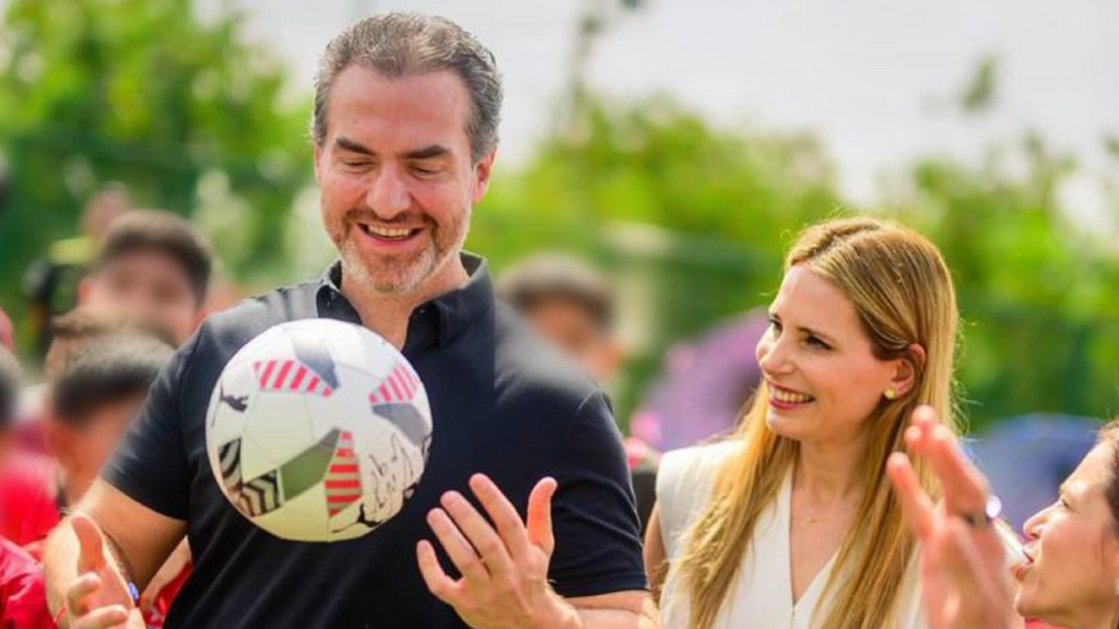 Adrián De La Garza Entrega Balones a Equipo Local De Provileón San Bernabé.