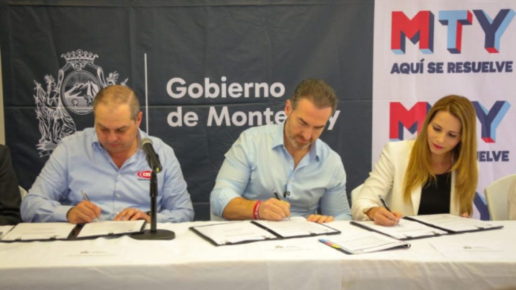 
Roberto Macías Quintanilla, presidente de la CMIC; Adrián de la Garza, alcalde de Monterrey; Gaby Oyervides, presidenta del DIF Monterrey. Apoyo social.