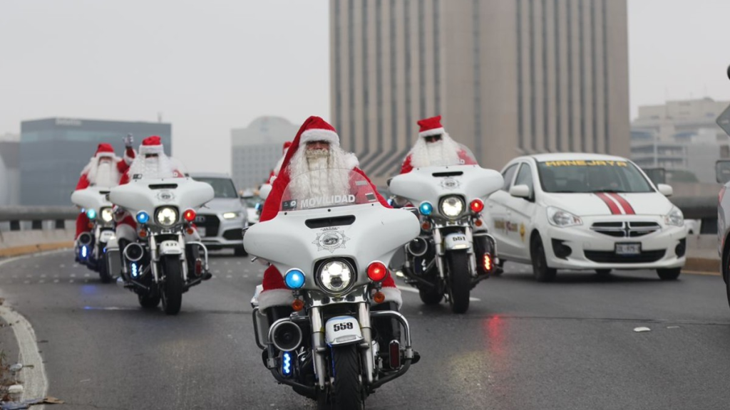 "Santas Motorizados" recorren Monterrey para llevar alegría y seguridad en Navidad.