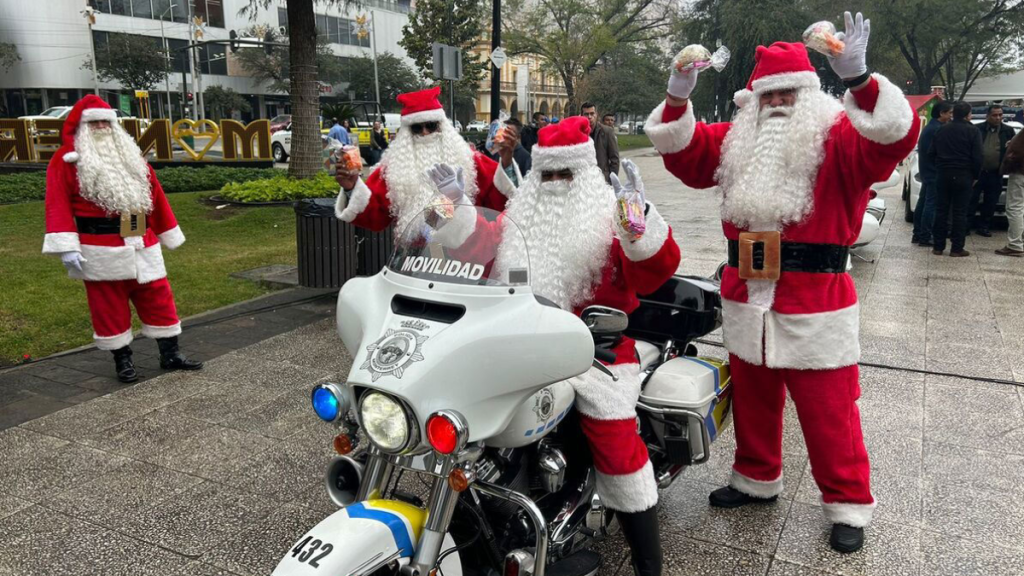 "Santas Motorizados" Entregan Regalos a los Niños de Monterrey