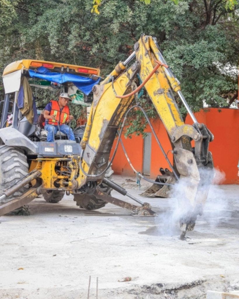 obras de gobierno de Monterrey en calle bachilleres