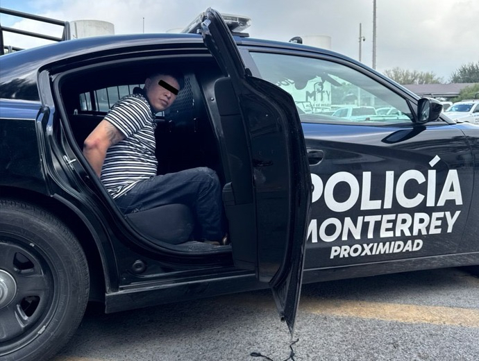 Segundo Detenido - Nuevo León Primero Alerta Del C4 De Monterrey Derivó En La Persecución Policiaca Y Detención De Dos. Cargaban Droga Y Dinero.