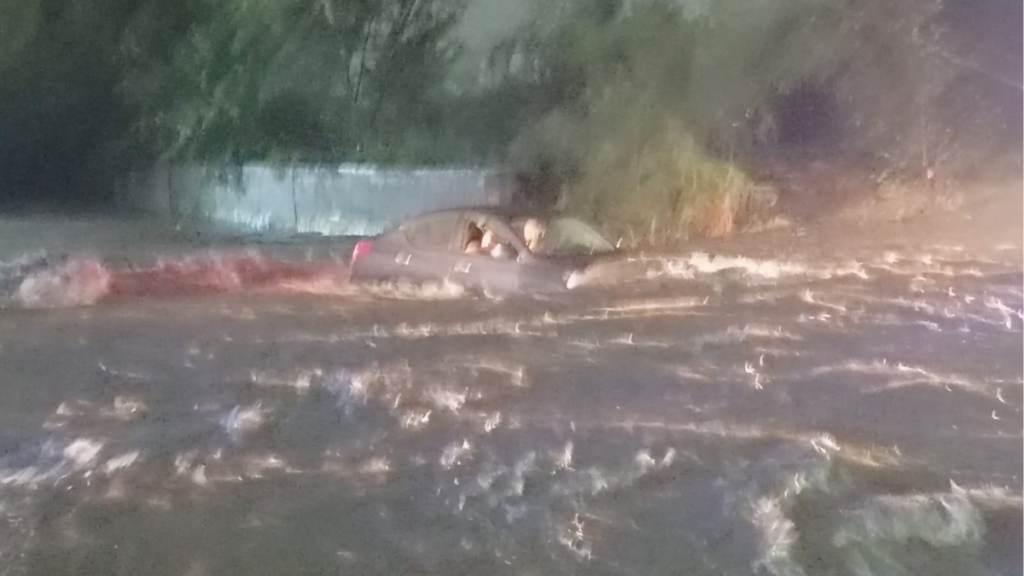 Rescatan a Pareja Y Polícia - Nuevo León Primero Rescatan a Pareja, Policía, Calles Inundadas, Fuerte Lluvia, Colonia Monterrey, Protección Civil