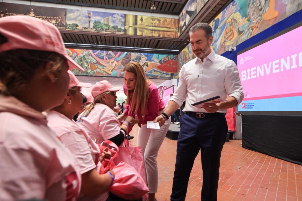 Monyerrey Sigue Entregando Tarjeta Regia Plus En El Palacio Municipal