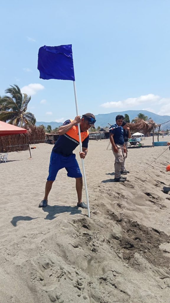 663225762_1261397036109365_501801938086867646_n - Nuevo León Primero Colocan Bandera Morada En Las Playas De Michoacán Por La Medusa Dragón Azul