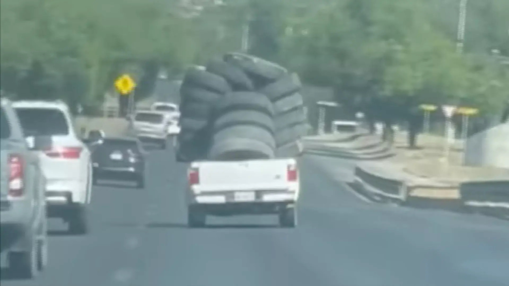 Camioneta-con-exceso-de-carga-santiago-nl-carretera-nacional