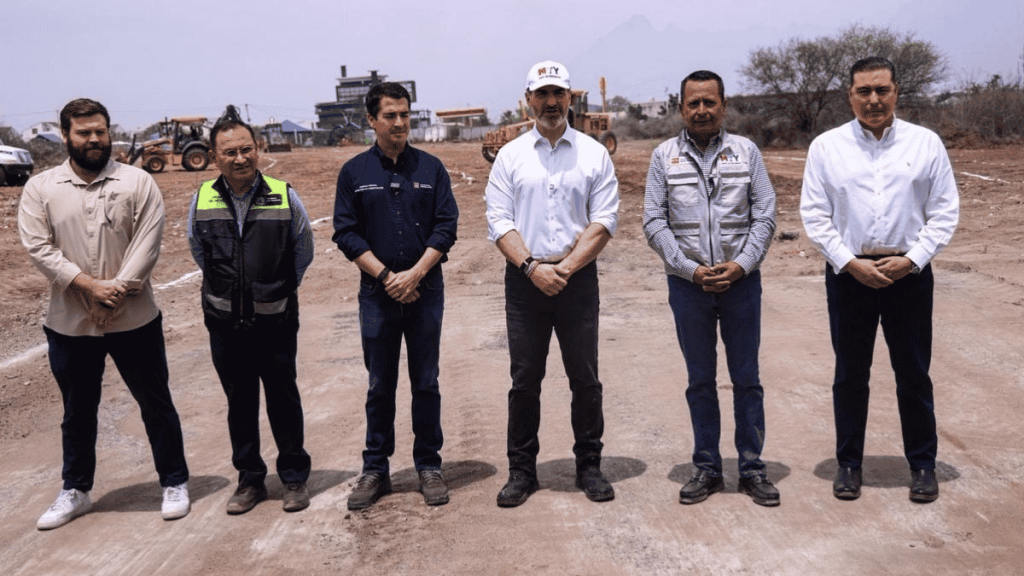 Marcelo Segovia Y Otros Funcionarios Municipales Supervisa La Ampliación De Av. Alejandro De Rodas