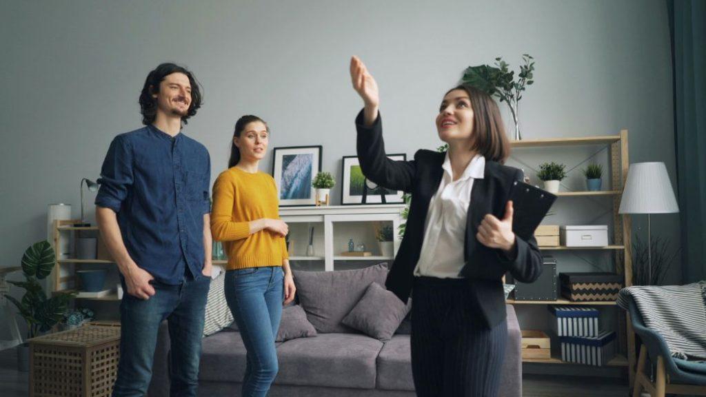 Compra-depa-preventa-quantium-desarrollos - Nuevo León Primero Professional Woman in a Blazer Presents to Two Colleagues in a Modern Living-room Office Setting. - Nuevo León Primero