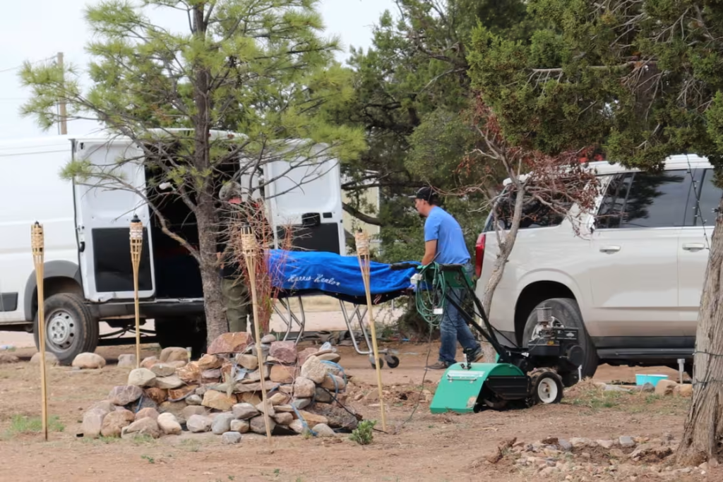 Image - Nuevo León Primero Unos Trabajadores Retiran Un Cadáver En Mountainair, Nuevo México - Nuevo León Primero
