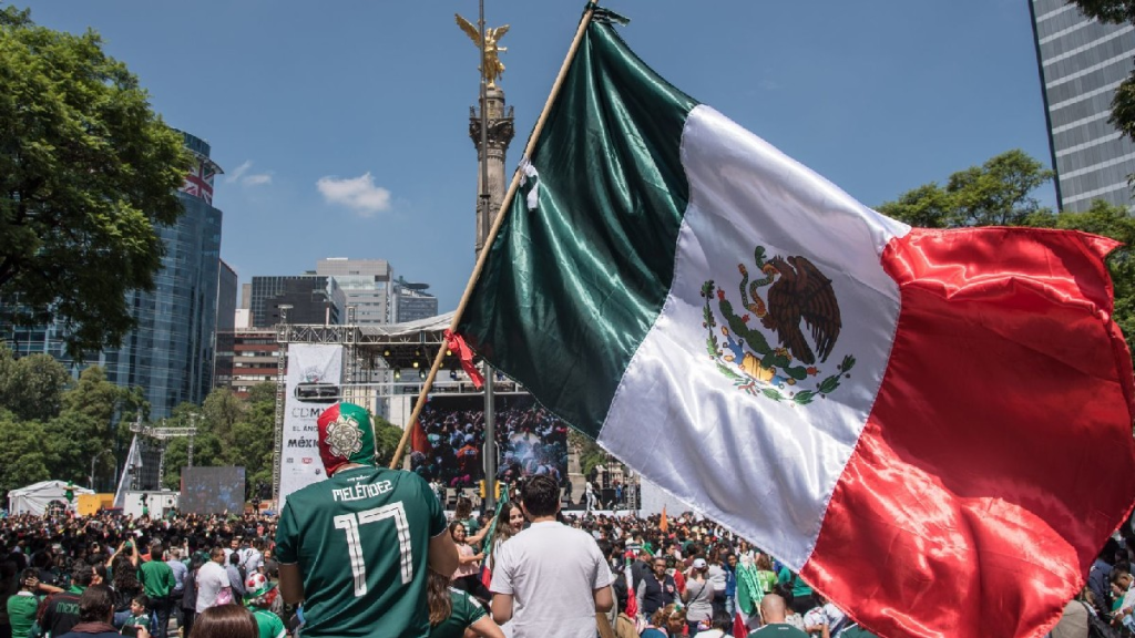 Celebraciones En El ángel Por El Triunfo De México - Nuevo León Primero