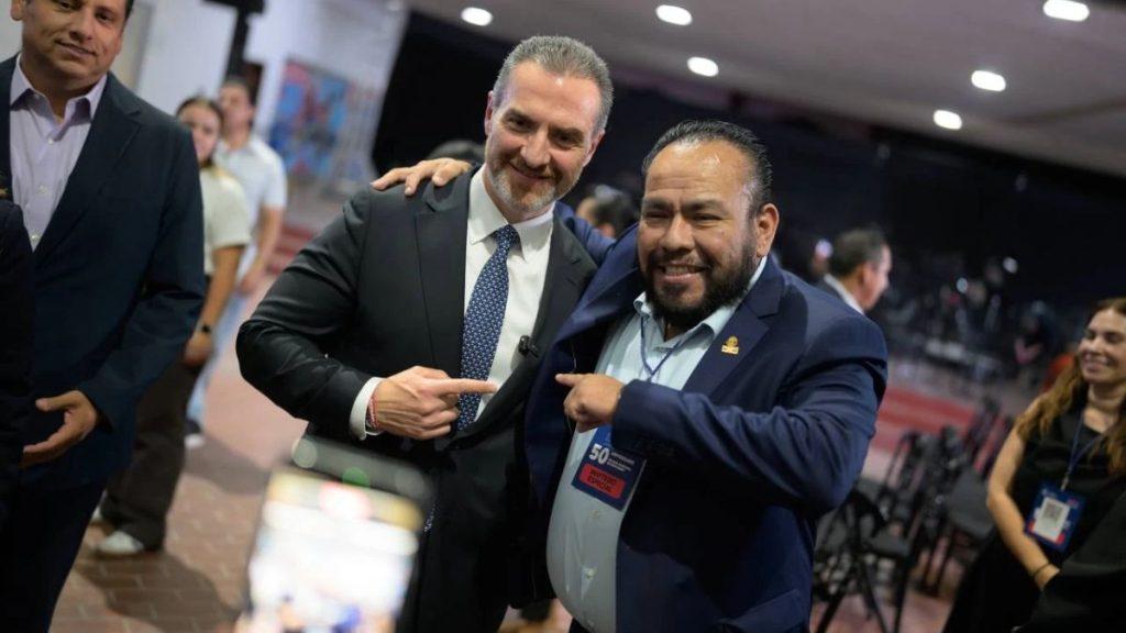 Adrian-de-la-garza-panistas-apoyan - Nuevo León Primero Two Men in Suits Smile and Point at Each Other During a Conference, with Attendees in the Background. - Nuevo León Primero