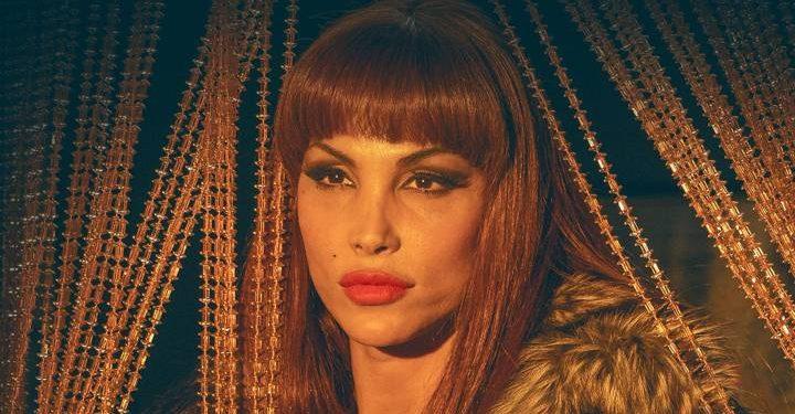 1603703315_793745_1603703405_noticia_normal_recorte1 - Nuevo León Primero Portrait of a Woman with Red Hair and Bold Makeup, Wearing a Fur Collar, Gazing at the Camera with Gold String Lights in the Background. - Nuevo León Primero